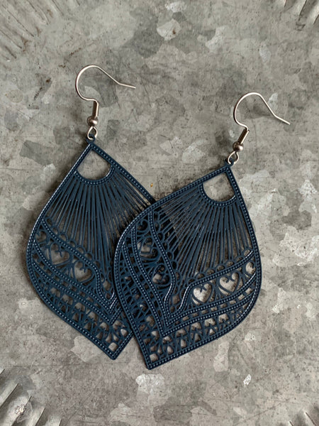 Boucles d’oreilles breloque feuille bleue foncé Comme un ange