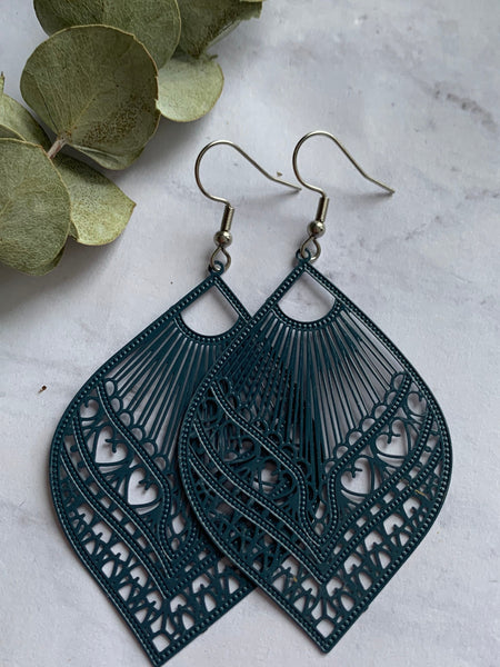 Boucles d’oreilles breloque feuille bleue foncé Comme un ange