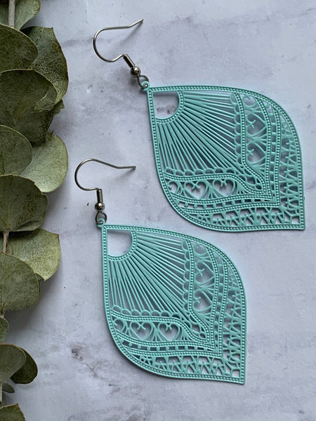 Boucles d’oreilles breloque feuille bleue pâle Comme un ange