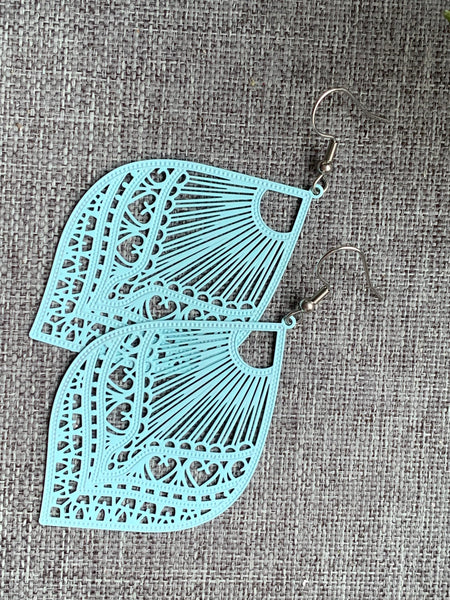 Boucles d’oreilles breloque feuille bleue pâle Comme un ange
