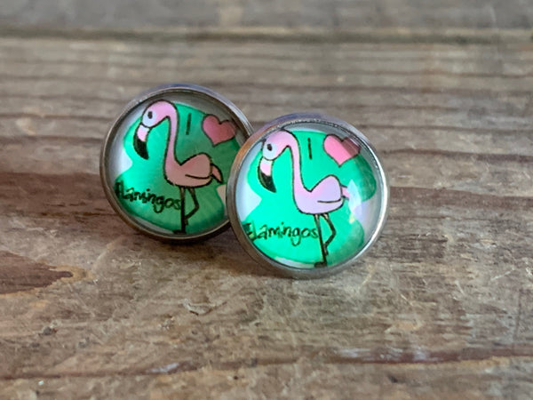 Bijoux flamant rose boucles d’oreille cabochon animal flamant rose fond vert flamingo stud earrings Comme un ange