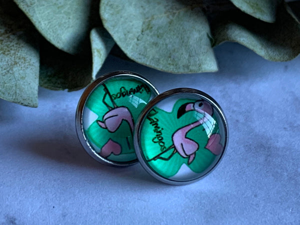 Bijoux flamant rose boucles d’oreille cabochon animal flamant rose fond vert flamingo stud earrings Comme un ange