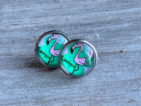 Bijoux flamant rose boucles d’oreille cabochon animal flamant rose fond vert flamingo stud earrings Comme un ange
