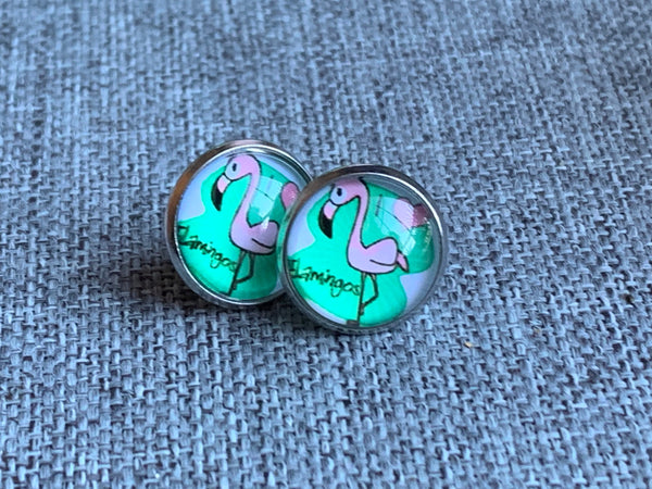 Bijoux flamant rose boucles d’oreille cabochon animal flamant rose fond vert flamingo stud earrings Comme un ange