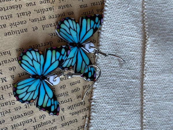 Boucles d’oreilles breloque papillon bleu sur crochet alliage de métaux argent Comme un ange