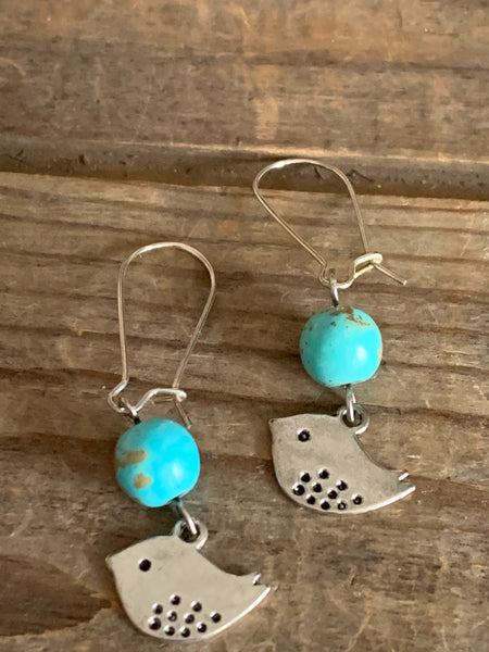 Boucles d’oreilles breloque oiseau et bille de résine turquoise Comme un ange
