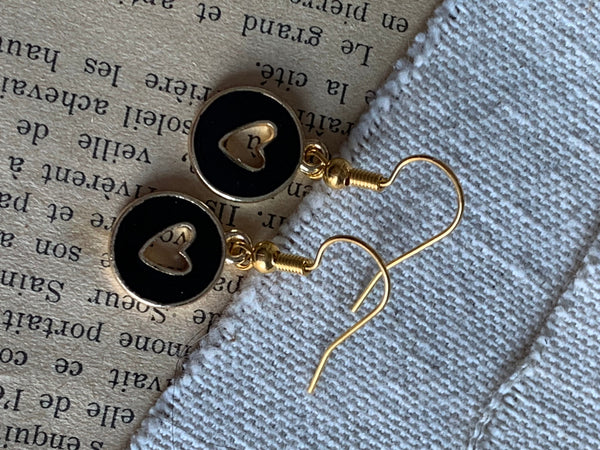 Boucles d’oreilles breloque coeur noir sur crochet alliage de métaux or Comme un ange