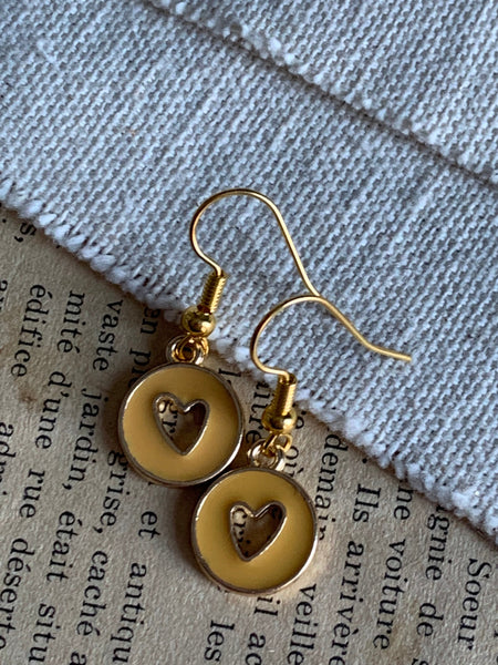 Boucles d’oreilles breloque coeur jaune sur crochet alliage de métaux or Comme un ange