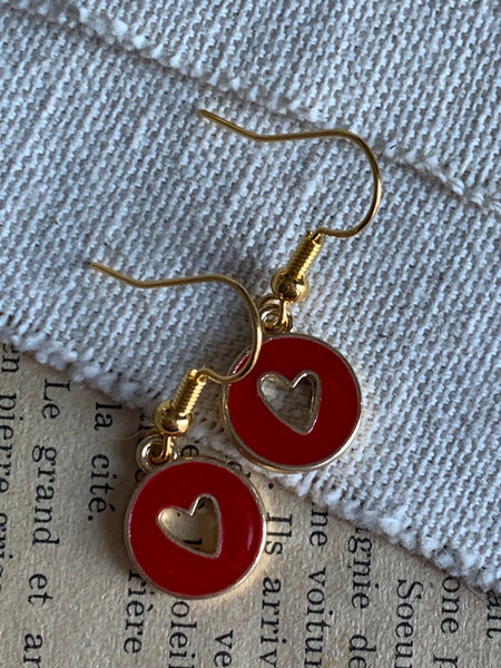 Boucles d’oreilles breloque coeur rouge sur crochet alliage de métaux or Comme un ange
