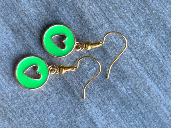 Boucles d’oreilles breloque coeur vert fluo sur crochet alliage de métaux or Comme un ange