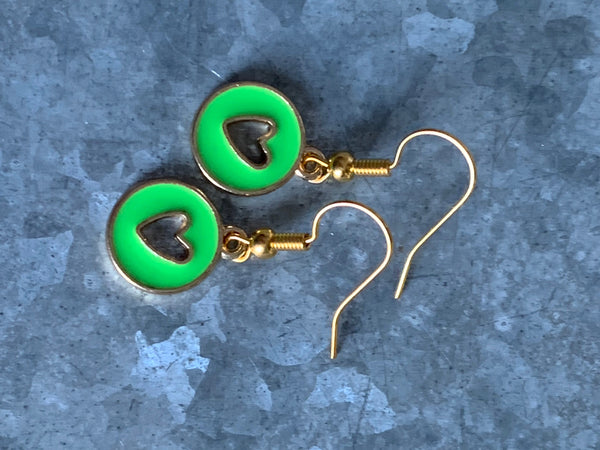 Boucles d’oreilles breloque coeur vert fluo sur crochet alliage de métaux or Comme un ange
