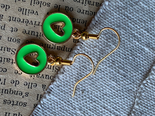 Boucles d’oreilles breloque coeur vert fluo sur crochet alliage de métaux or Comme un ange