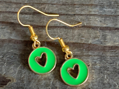 Boucles d’oreilles breloque coeur vert fluo sur crochet alliage de métaux or Comme un ange