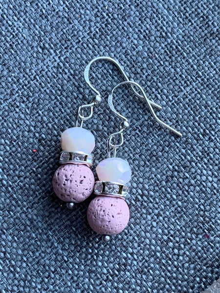 Boucles d’oreilles chic perle bille blanche pierre de lave rose bijoux diffuseur aromathérapie Comme un ange
