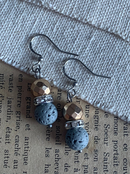 Boucles d’oreilles chic perle et bille de pierre de lave grise et  perle dorée bijoux diffuseur aromathérapie
