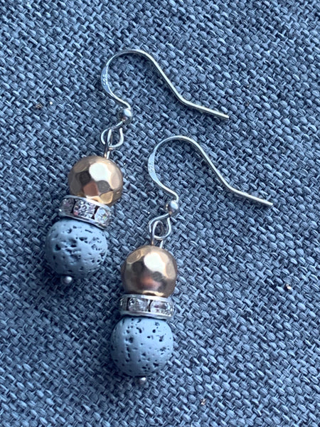 Boucles d’oreilles chic perle et bille de pierre de lave grise et  perle dorée bijoux diffuseur aromathérapie