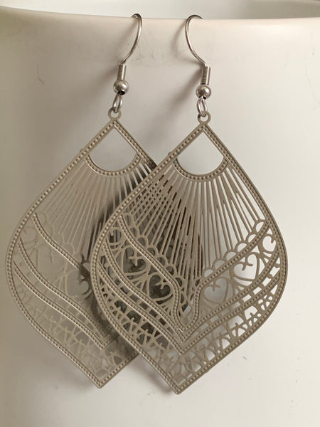 Boucles d’oreilles feuille dentelle moka Comme un ange