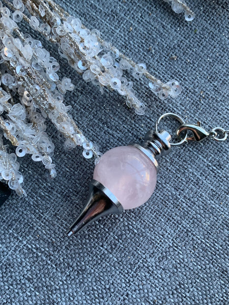 Pendule en pierre naturelle de quartz rose sur crochet alliage de métaux argent Comme un ange