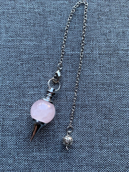 Pendule en pierre naturelle de quartz rose sur crochet alliage de métaux argent Comme un ange