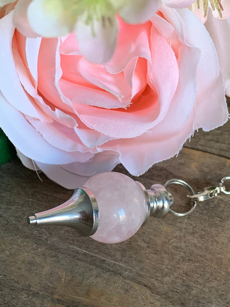 Pendule en pierre naturelle de quartz rose sur crochet alliage de métaux argent Comme un ange