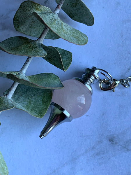 Pendule en pierre naturelle de quartz rose sur crochet alliage de métaux argent Comme un ange