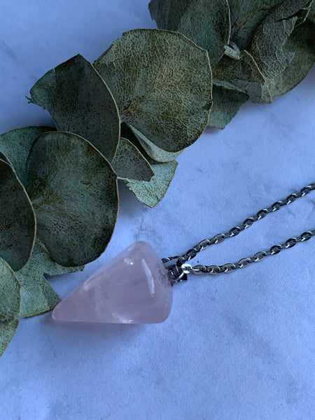Collier pierre de quartz rose sur chaîne alliage de métaux argent Comme un ange