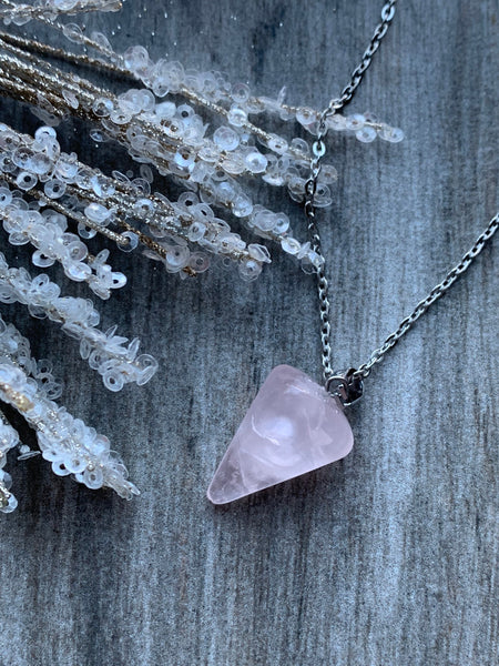 Collier pierre de quartz rose sur chaîne alliage de métaux argent Comme un ange
