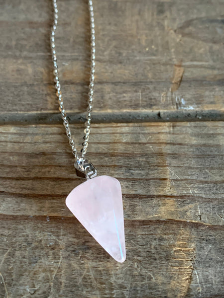 Collier pierre de quartz rose sur chaîne alliage de métaux argent Comme un ange