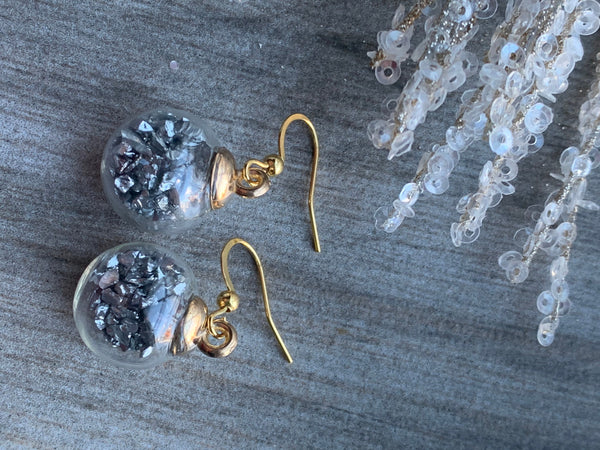 Boucles d’oreilles breloque boules de Noël confettis gris sur crochet alliage de métaux or Comme un ange