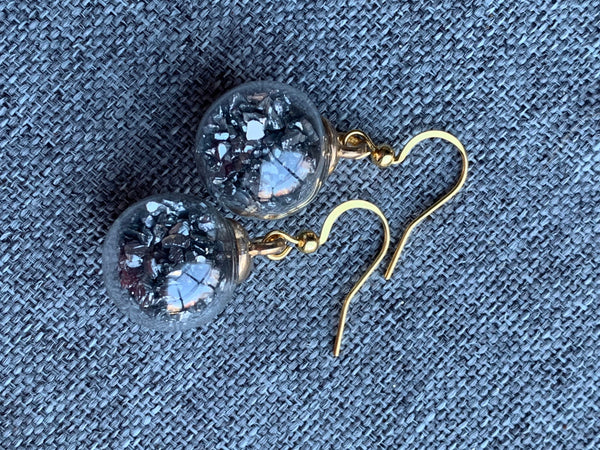 Boucles d’oreilles breloque boules de Noël confettis gris sur crochet alliage de métaux or Comme un ange