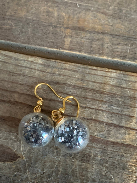Boucles d’oreilles breloque boules de Noël confettis gris sur crochet alliage de métaux or Comme un ange