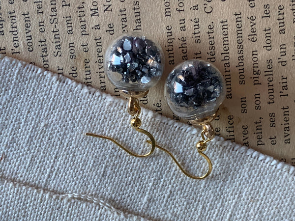 Boucles d’oreilles breloque boules de Noël confettis gris sur crochet alliage de métaux or Comme un ange