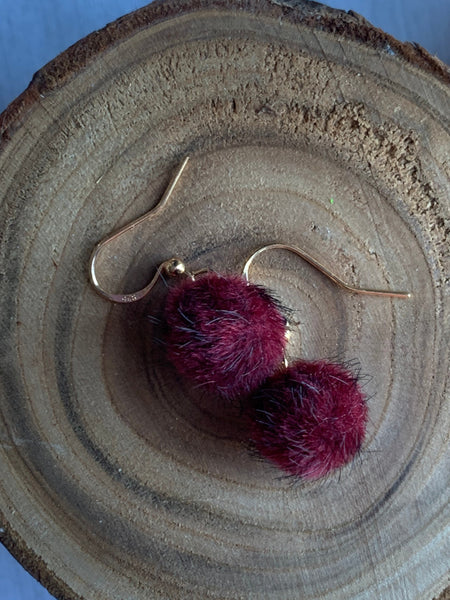 Boucles d’oreilles breloque boule de fourrure rouge sur crochet alliage de métaux or Comme un ange