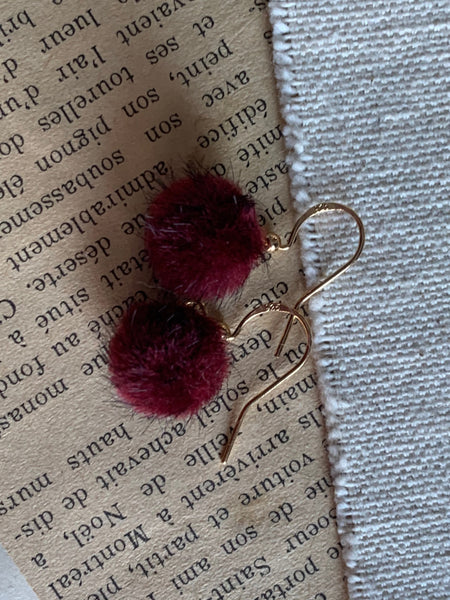 Boucles d’oreilles breloque boule de fourrure rouge sur crochet alliage de métaux or Comme un ange