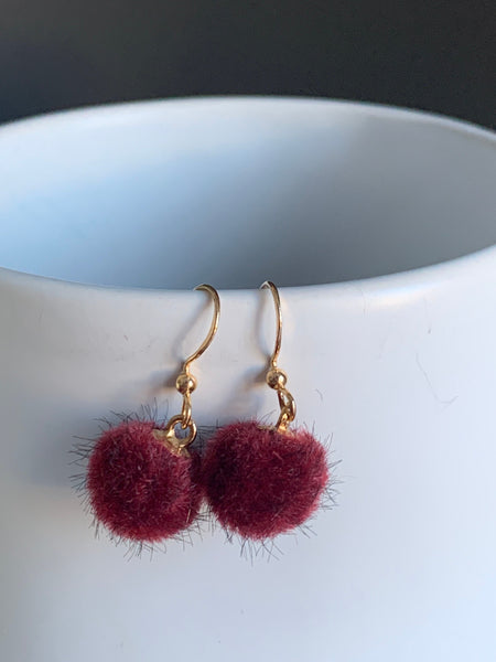 Boucles d’oreilles breloque boule de fourrure rouge sur crochet alliage de métaux or Comme un ange