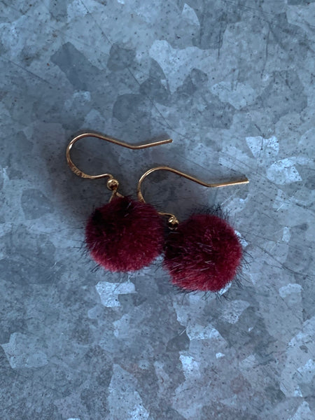 Boucles d’oreilles breloque boule de fourrure rouge sur crochet alliage de métaux or Comme un ange