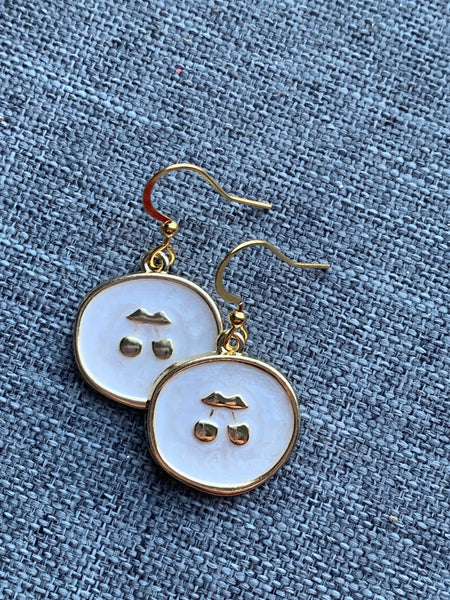 Boucles d’oreilles breloque médaillon cerise blanc et or Comme un ange