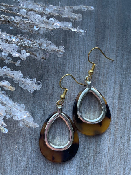 Boucles d’oreilles breloque de résine léopard brun sur crochet alliage métaux or Comme un ange