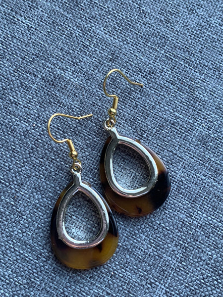 Boucles d’oreilles breloque de résine léopard brun sur crochet alliage métaux or Comme un ange