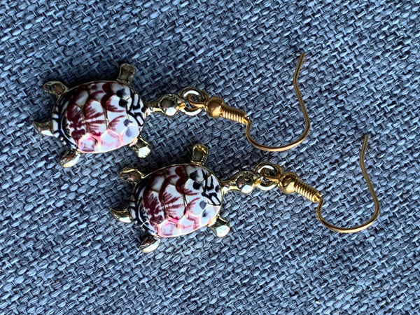 Boucles d’oreilles breloque tortue rouge Comme un ange