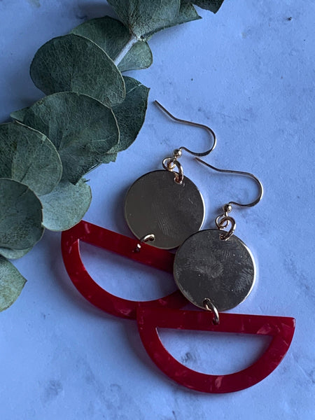 Boucles d’oreilles breloque médaillon or et breloque de résine rouge Comme un ange