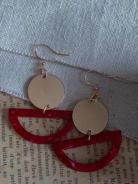 Boucles d’oreilles breloque médaillon or et breloque de résine rouge Comme un ange
