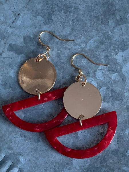 Boucles d’oreilles breloque médaillon or et breloque de résine rouge Comme un ange