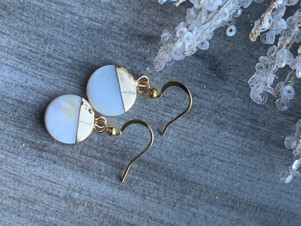 Boucles d’oreilles breloque circulaire en perle blanche et alliage de métaux or Comme un ange