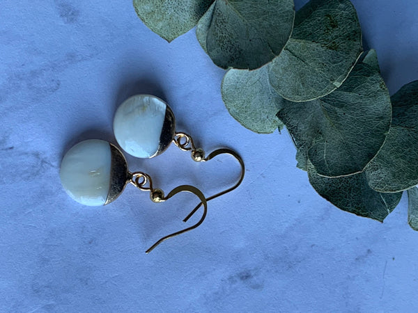 Boucles d’oreilles breloque circulaire en perle blanche et alliage de métaux or Comme un ange