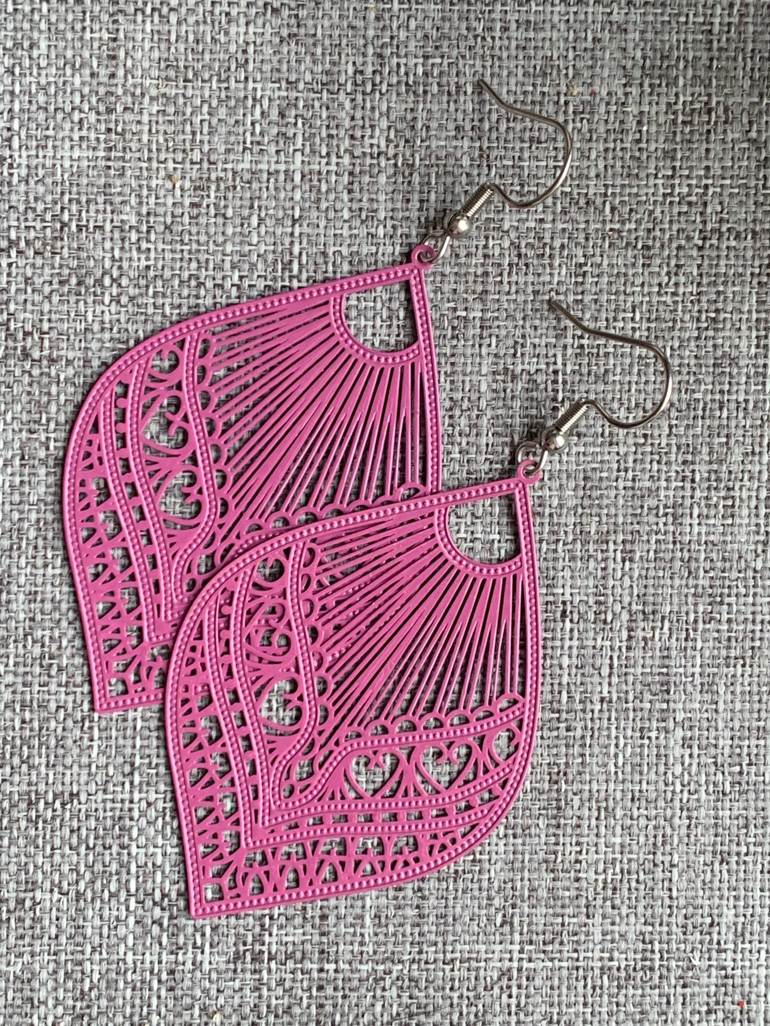 Boucles d’oreilles breloque feuille mauve Comme un ange
