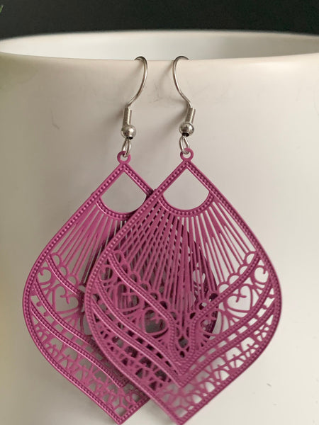 Boucles d’oreilles breloque feuille mauve Comme un ange