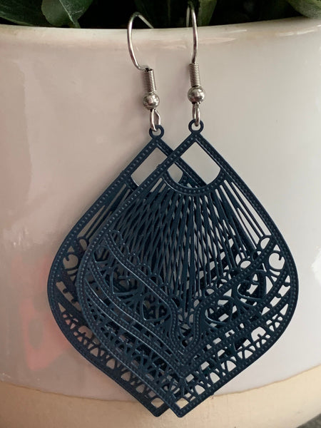 Boucles d’oreilles breloque feuille bleue foncé Comme un ange