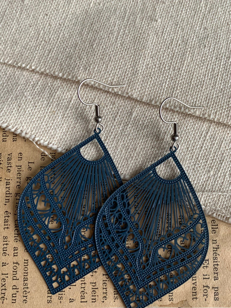 Boucles d’oreilles breloque feuille bleue foncé Comme un ange