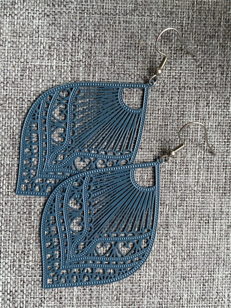Boucles d’oreilles breloque feuille bleue foncé Comme un ange